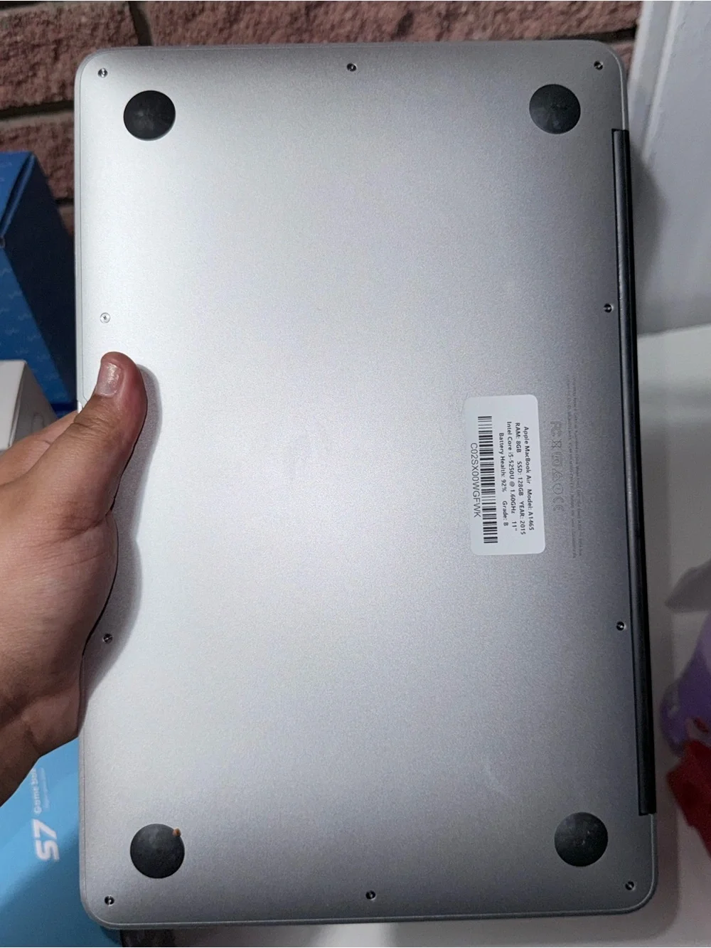 Apple MacBook Air 2015 128GB - Silver Aluminum Laptop with Black Keyboard